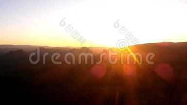 在岩石帝国公园黎明前的粉红时刻。 砂岩山峰由雾蓝色或粉红色增加。 时间流逝